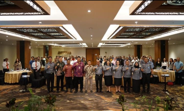 Para peserta foto bersama usai kegiatan sosialisasi layanan fidusia yang digelar Kanwil Kementerian Hukum dan HAM Sumut di Le Polonia Hotel Medan, Selasa (30/4/2024). (Dok/Humas Kumham Sumut)
