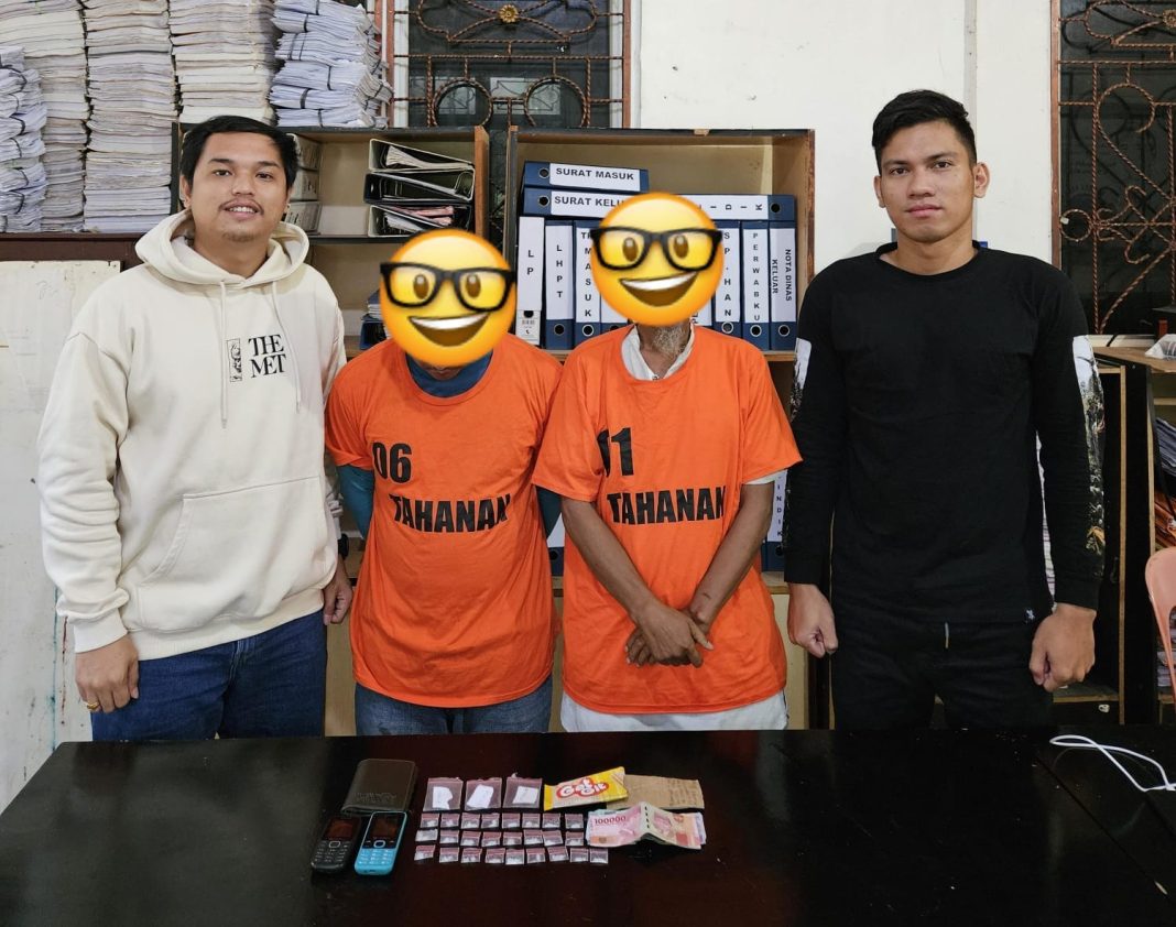 Satuan Narkoba Polres Simalungun mengamankan dua orang saat melaksanakan operasi GKN, Senin (29/4/2024). (Dok/Humas Polres Simalungun)