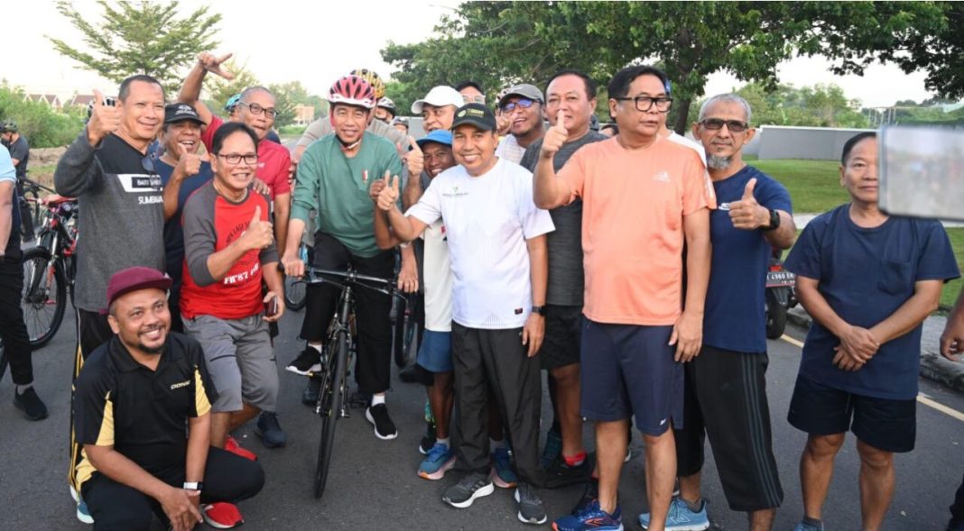 Presiden Jokowi menikmati Rabu (1/5/2024) pagi, dengan bersepeda di Kota Mataram, Provinsi NTB.