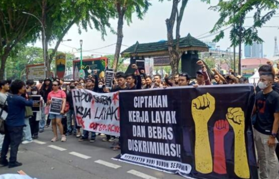 Massa buruh yang tergabung dalam berbagai serikat buruh di Medan, unjuk rasa ke gedung DPRD Sumut menuntut pemerintah segera mencabut UU Cipta Kerja yang dianggap tidak memihak para buruh, Rabu (1/5/2024).