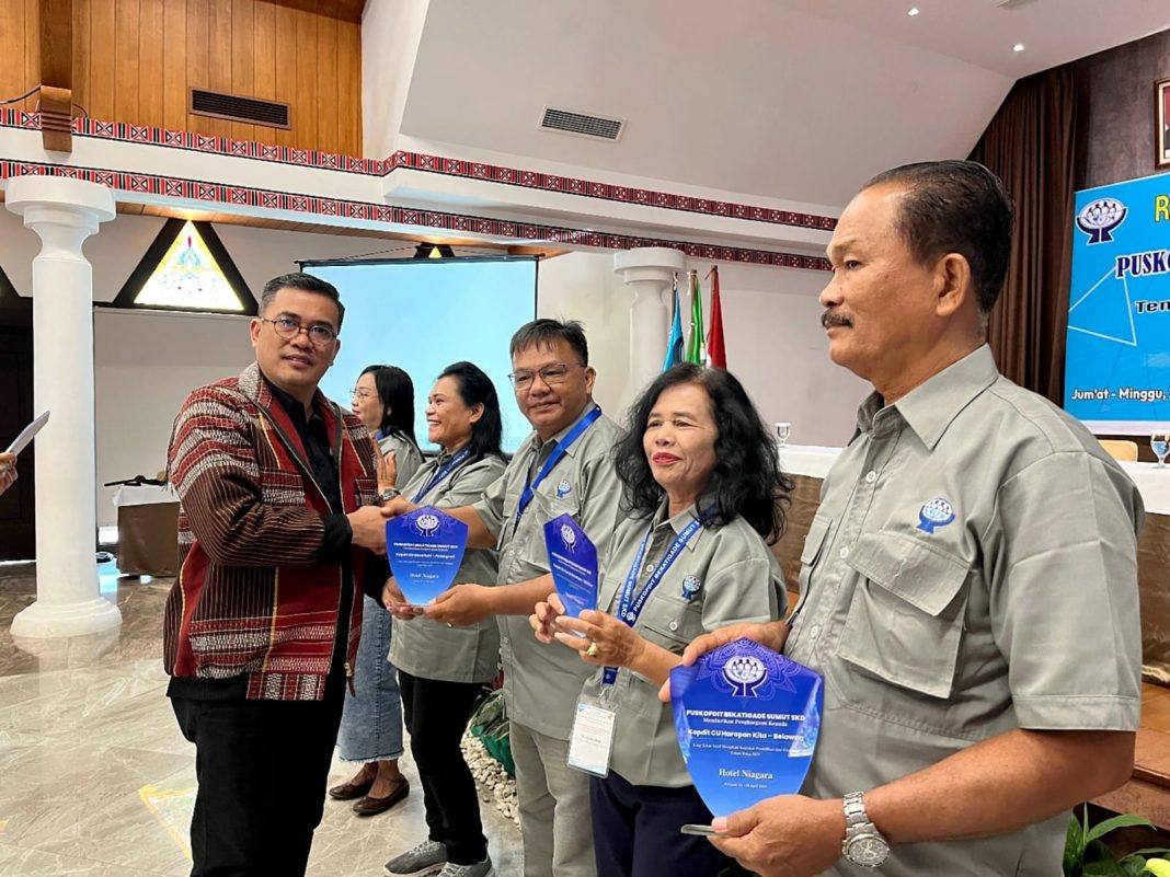 Kadiskop Sumut Dr Naslindo Sirait SE MSi menyalami pengurus Puskopdit Bekatigade Sumut pada acara RAT di Hotel Niagara, Parapat, Sabtu (27/4/2024). (Dok/Kominfo Sumut)