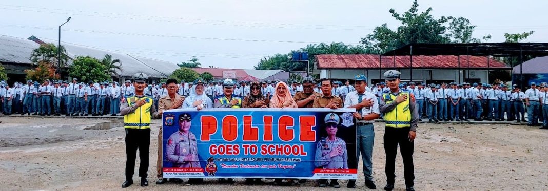 Tim Satlantas Polres Pelabuhan Belawan foto bersama dengan murid dan guru SMAN 16 Medan, usai pelaksanaan kegiatan 