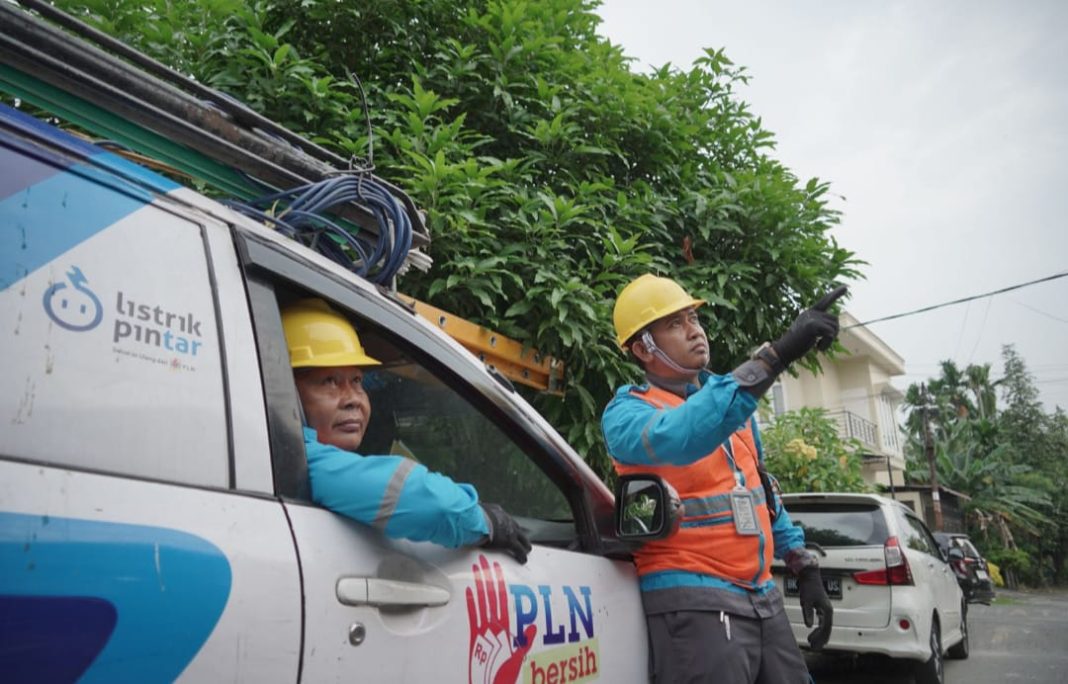 Petugas pelayanan teknik senantiasa menjaga pasokan listrik tetap andal dan sigap dalam memberikan pelayanan terbaik kepada masyarakat. (Dok/PLN)