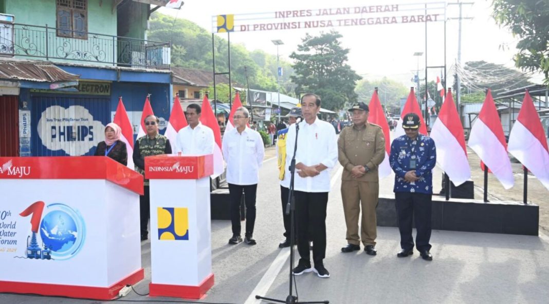 Presiden Jokowi meresmikan pelaksanaan Inpres Jalan Daerah di Provinsi NTB, Kamis (2/5/2024).