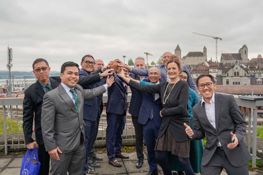 Foto bersama Pertamina dan UPER dalam kunjungan ke Eastren Switzerland University of Epplied Science. (Dok/UPER)