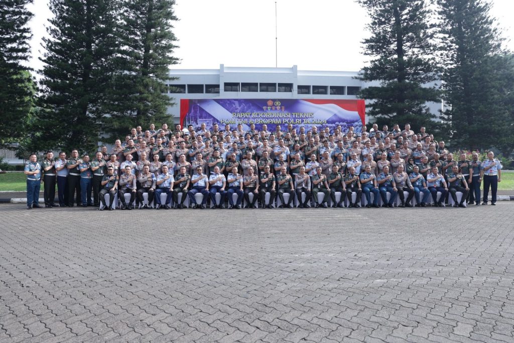 Foto bersama POM TNI-Propam Polri usai menggelar rakornis, Kamis (2/5/2024). (Dok/Humas Polri)