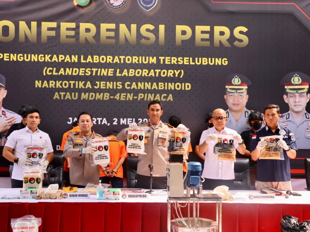 Direktorat Reserse Narkoba Polda Metro Jaya mengungkap laboratorium terselubung atau clandestine laboratory narkotika jenis cannabinoid/MDMB-4en-Pinaca atau ganja sintetis di klaster Mountain View, Jalan Gunung Pangrango Nomor 185, Sentul, Babakan Madang, Kabupaten Bogor. (Dok/Humas Polri)