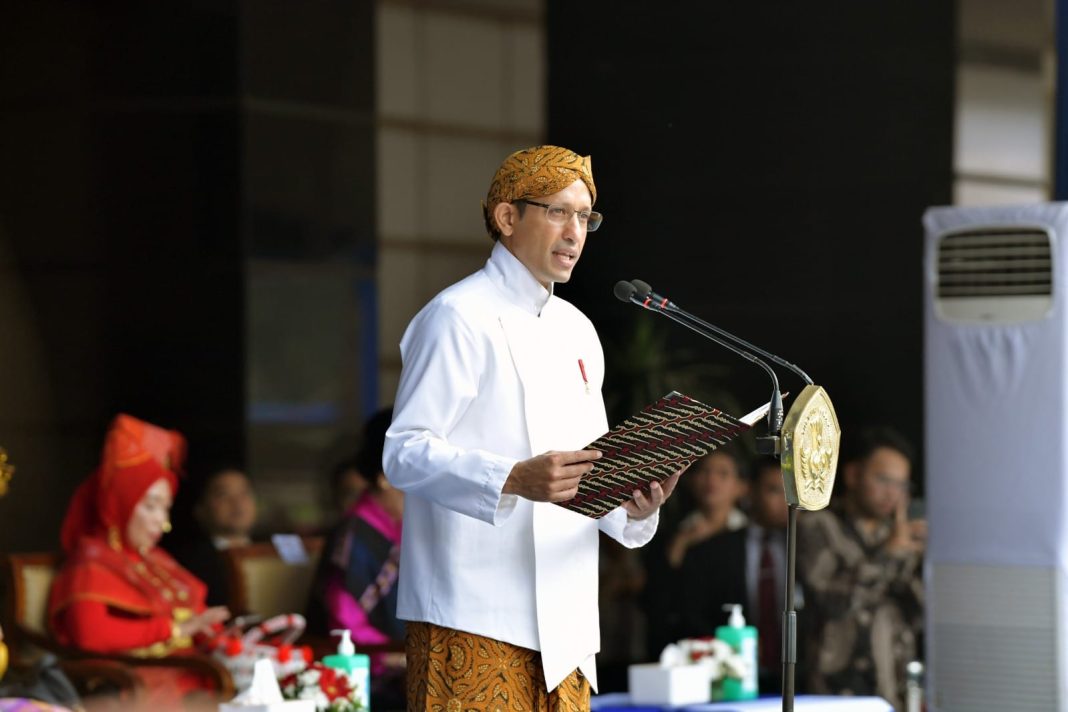 Mendikbudristek RI Nadiem Anwar Makarim ketika berpidato pada Upacara Peringatan Hardiknas di halaman Kantor Kemendikbudristek RI Senayan, Jakarta, Kamis (2/5/2024).