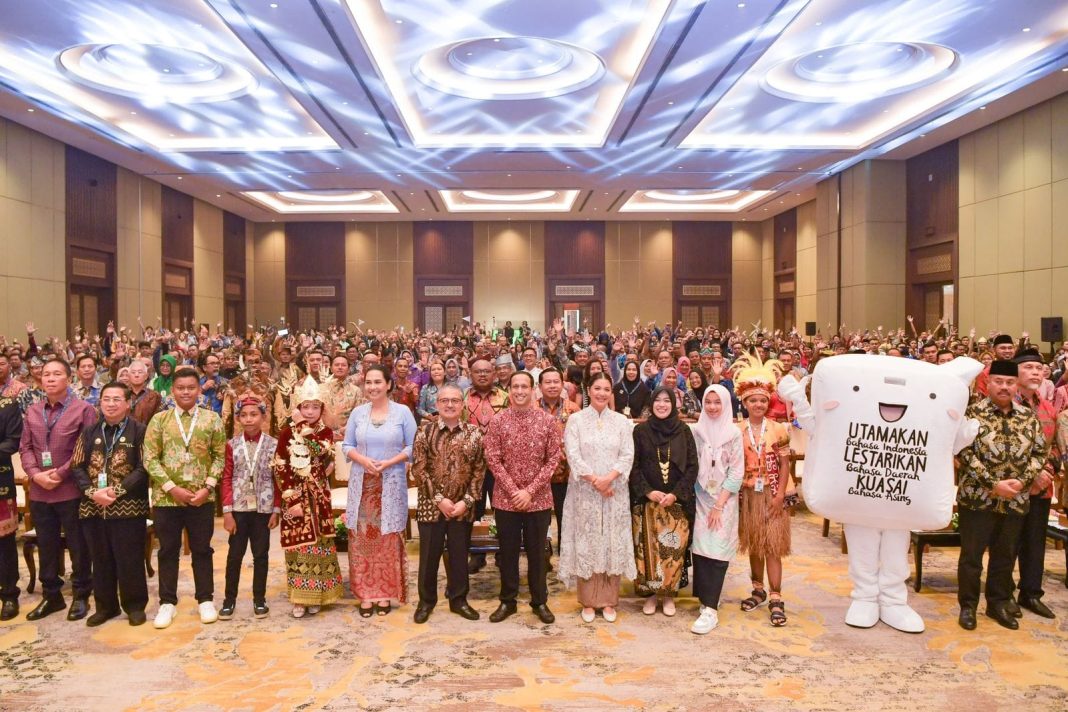 Mendikbudristek RI Nadiem Anwar Makarim foto bersama dengan lainnya di FTBIN Tahun 2024, Kamis (2/4/2024). (Dok/Kemendikbudristek RI)