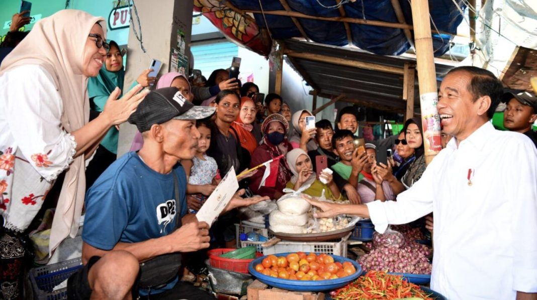 Presiden Jokowi meninjau ketersediaan dan harga sejumlah kebutuhan pokok di Pasar Seketeng, Kabupaten Sumbawa, Provinsi NTB.