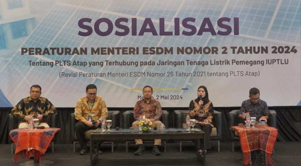 Senior Manager Niaga & Management Pelanggan PLN UID Sumut Donny Adriansyah dan yang lainnya dalam acara sosialisasi peraturan menteri ESDM Nomor 2 Tahun 2024, di Santika Dyandra Hotel Medan, Kamis (2/5). (Dok/PLN)