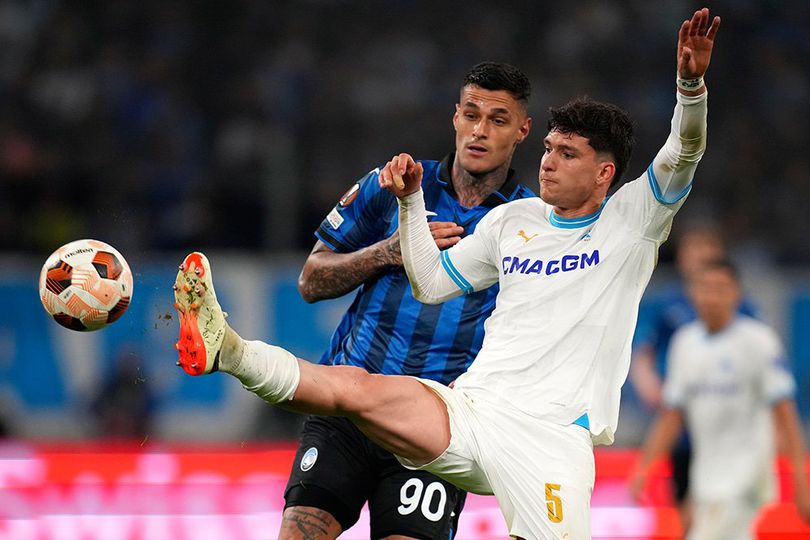 Duel antar pemain di laga Marseille vs Atalanta, Liga Europa 2023/2024, Jumat (3/5/2024).