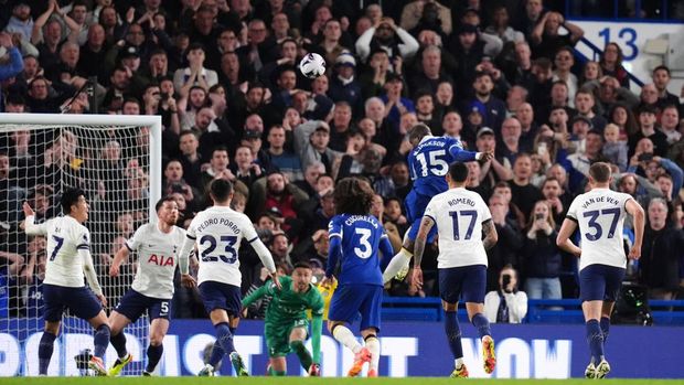 Nicolas Jackson menanduk bola untuk membuat Chelsea unggul 2-0, Jumat (3/5/2024).