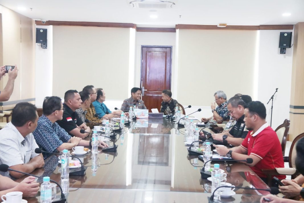 Pj Gubernur Sumut Dr Hassanudin menerima audiensi Nasional Paralympic Comitee of Indonesia di Ruang Rapat Lantai 10, Kantor Gubernur, Jalan Diponegoro, Nomor 30 Medan, Jumat (3/5/2024). (Dok/Kominfo Sumut)