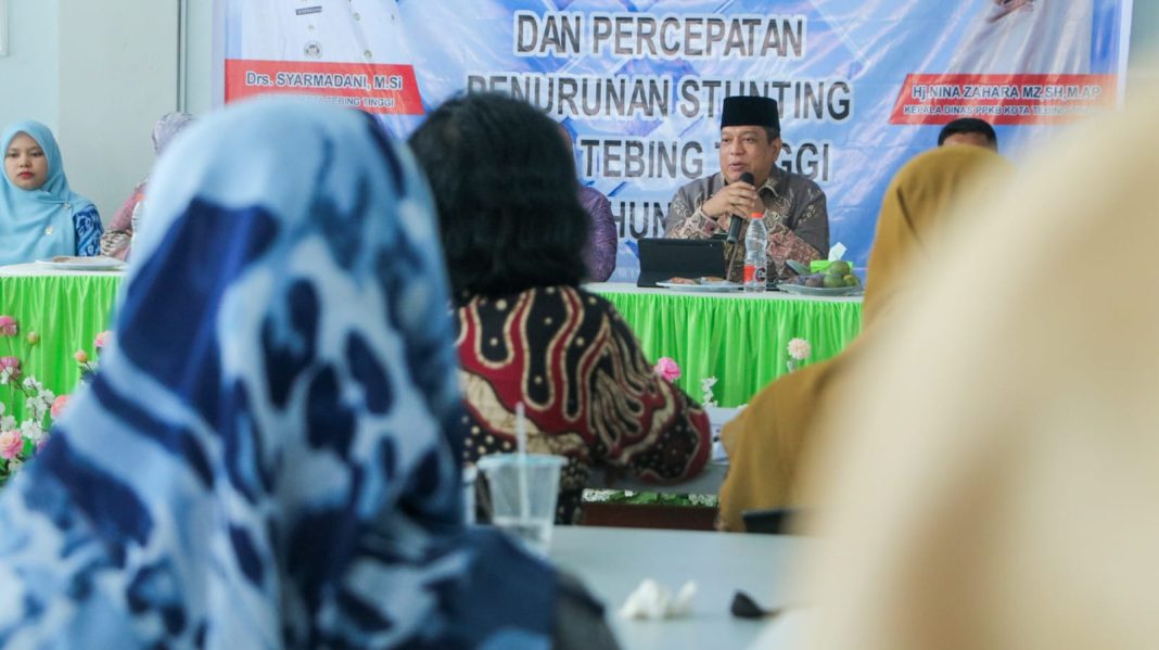 Pj Wali Kota Tebingtinggi Syarmadani saat memberikan sambutan pada Rakor Program Bangga Kencana dan Percepatan Penurunan Stunting Tahun 2024, di salah satu kafe di Jalan Deblod Sundoro, Jumat (3/5/2024). (Dok/Kominfo Tebingtinggi)