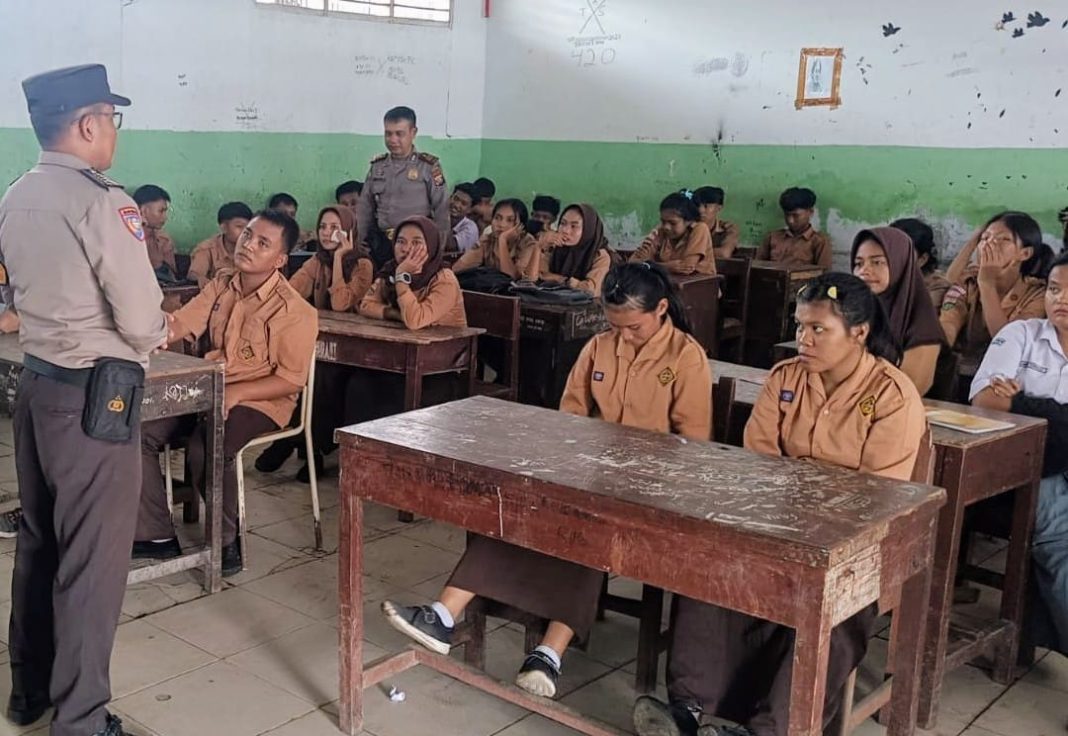 Personel Sat Binmas Polres Pelabuhan Belawan menyampaikan imbauan/penyuluhan kepada siswa/i SMA Nurani agar menghindari berbagai kenakalan remaja, Jumat (3/5/2024). (Dok/Polres Belawan)