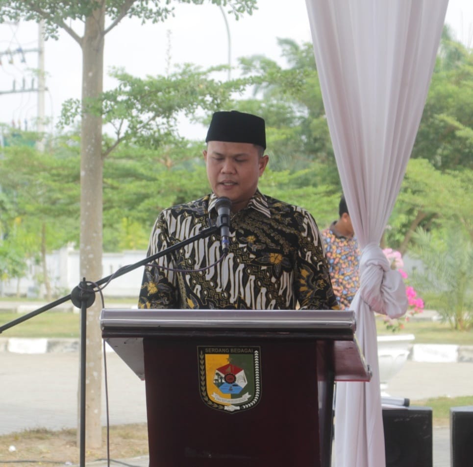 Wakil Bupati Sergai H Adlin Tambunan menyampaikan sambutan saat menghadiri bimbingan manasik Haji dan pembukaan latihan MTQ KOPRI, Jumat (3/5/2024). (Dok/Kominfo Sergai)