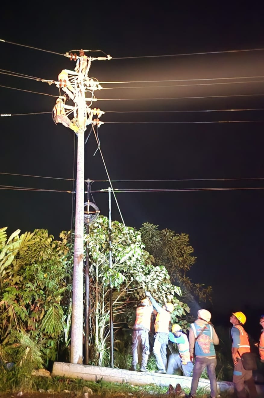 Sebanyak 29 petugas PLN ULP Tarutung dikerahkan untuk percepatan pemulihan jaringan listrik pasca cuaca ekstrem di Kabupaten Tapanuli Utara, Provinsi Sumut, Sabtu dini hari (4/5/2024). (Dok/ PLN)