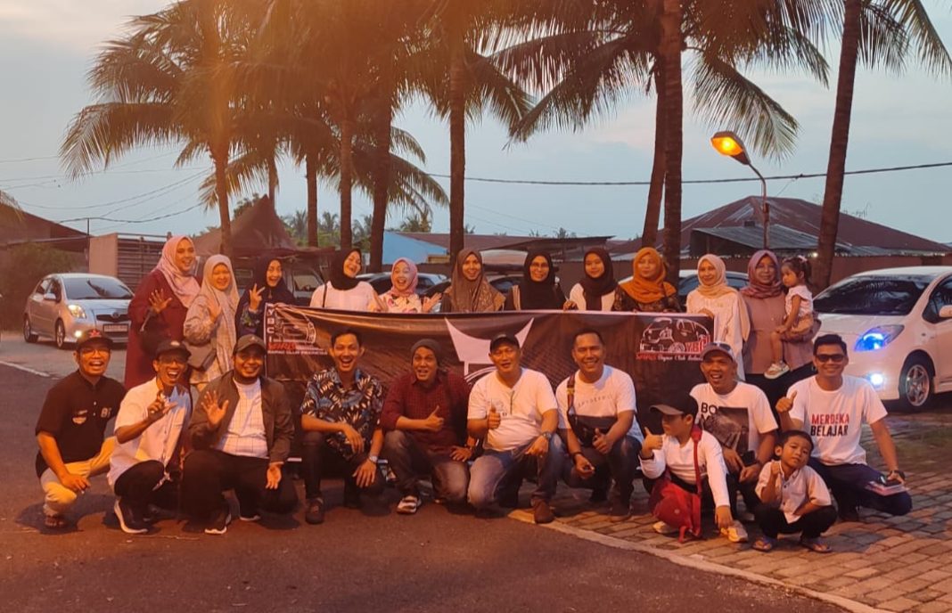 Komunitas Mobil Yaris Bakpao Aceh dan Sumut menggelar acara halal bihalal untuk mempererat tali silaturahmi antar anggotanya dan foto bersama.