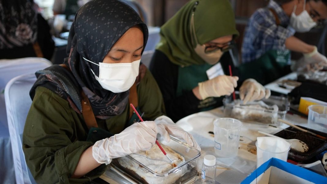 Kemendikbudristek RI melalui MCB melanjutkan kolaborasi bersama dengan CHCSC, NRICH, Republic of Korea melalui kegiatan OTTP terkait konservasi koleksi logam. Kegiatan ini berlangsung di Balai Konservasi Borobudur mulai tanggal 24 April hingga 2 Mei 2024.