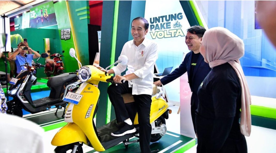 Presiden Jokowi melakukan peninjauan pameran kendaraan listrik Periklindo Electric Vehicle Show Tahun 2024 yang digelar di JIEXPO Kemayoran, Jakarta.