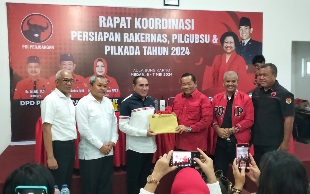 Edy Rahmayadi menyerahkan pendaftaran diri sebagai balon Gubernur Sumut kepada Ketua DPD PDIP Sumut Rapidin Simbolon didampingi pengurus DPD PDIP Sumut lainnya di Kantor DPD PDIP Sumut, Jalan Jamin Ginting, Kecamatan Medan Tuntungan, Senin (6/5/2024).