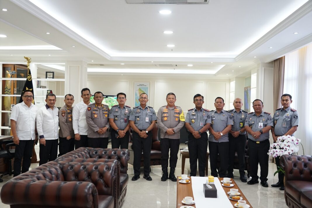 Polda Sumut foto bersama kepala kantor wilayah Kementerian Hukum dan HAM Sumut dan jajaran, Senin (6/5/2024). (Dok/Polda Sumut)