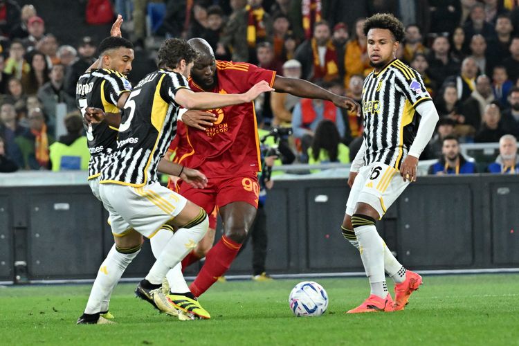 Penyerang AS Roma Romelu Lukaku (tengah) berebut bola dengan gelandang Juventus Italia Manuel Locatelli (2K) pada pertandingan sepak bola Serie A Italia antara AS Roma vs Juventus di Stadion Olimpico, di Roma, Senin.(6/5/2024) dini hari WIB.