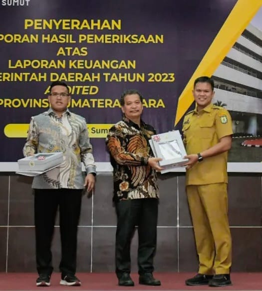 Wakil Bupati Sergai H Adlin Tambunan disaksikan Ketua DPRD Sergai M Ilham Ritonga menerima laporan hasil pemeriksaan LKPD tahun 2023 dengan opini WTP yang diserahkan Kepala BPK RI Perwakilan Sumut Eydu Oktain Panjaitan, Senin (6/5/2024). (Dok/Kominfo Sergai)