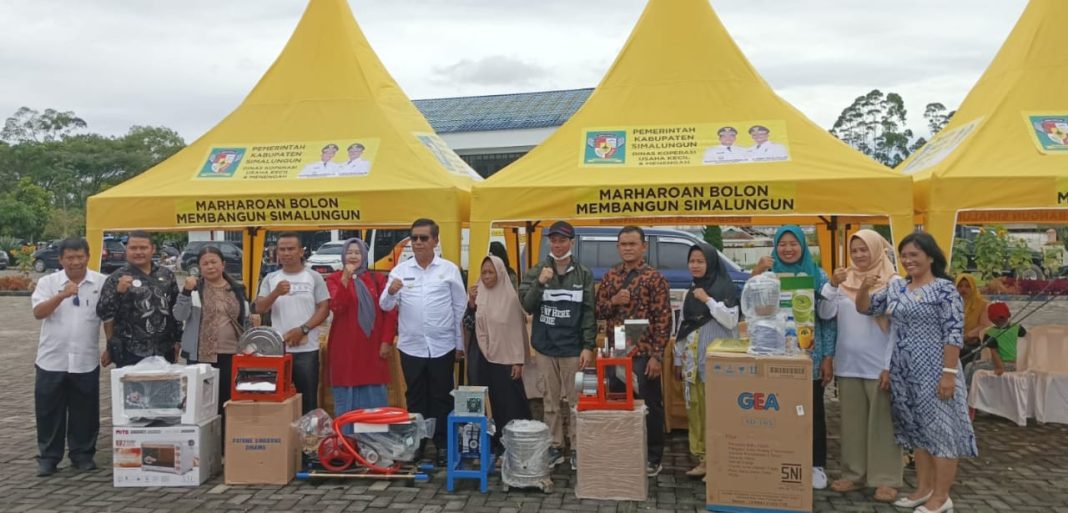 Bupati Simalungun Radiapoh Hasiholan Sinaga menyerahkan bantuan alat produksi kepada pelaku UMKM di Raya, Kabupaten Simalungin, belum lama ini.