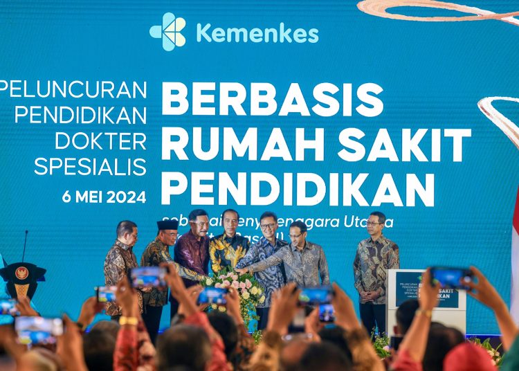 Presiden Jokowi meluncurkan PPDS Berbasis Rumah Sakit Pendidikan (hospital based), di RSAB Harapan Kita, Jakarta, Senin (6/5/2024).