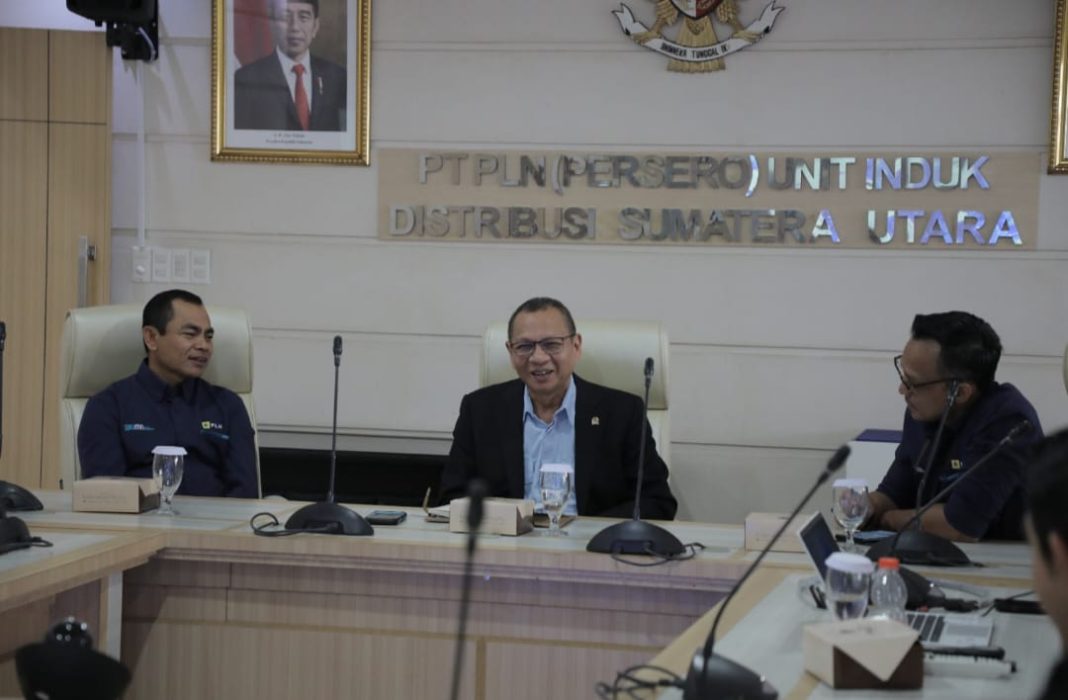 Anggota Komisi VI DPR RI HM Husni SE MM mengapresiasi upaya PLN UID Sumut memberikan pelayanan terbaik kepada masyarakat di Sumut dihadapan General Manager PLN UID Sumut, Saleh Siswanto (kiri) dan Senior Manager Perencanaan, MX Wahyu C Prasetyo, Selasa (7/5/2024). (Dok/PLN)