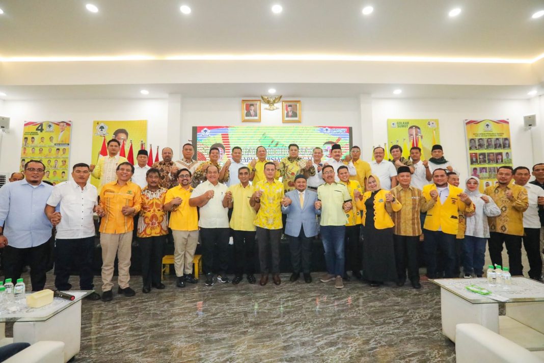 Ketua DPD Golkar Sumut Dr H Musa Rajekshah SSos MHum foto bersama dengan calon kepala daerah dalam momen rapat koordinasi di Kantor DPD Partai Golkar Sumut, Jalan Jenderal Sudirman Medan, Selasa (7/5/2024). (Dok/Tim Media Ijeck)