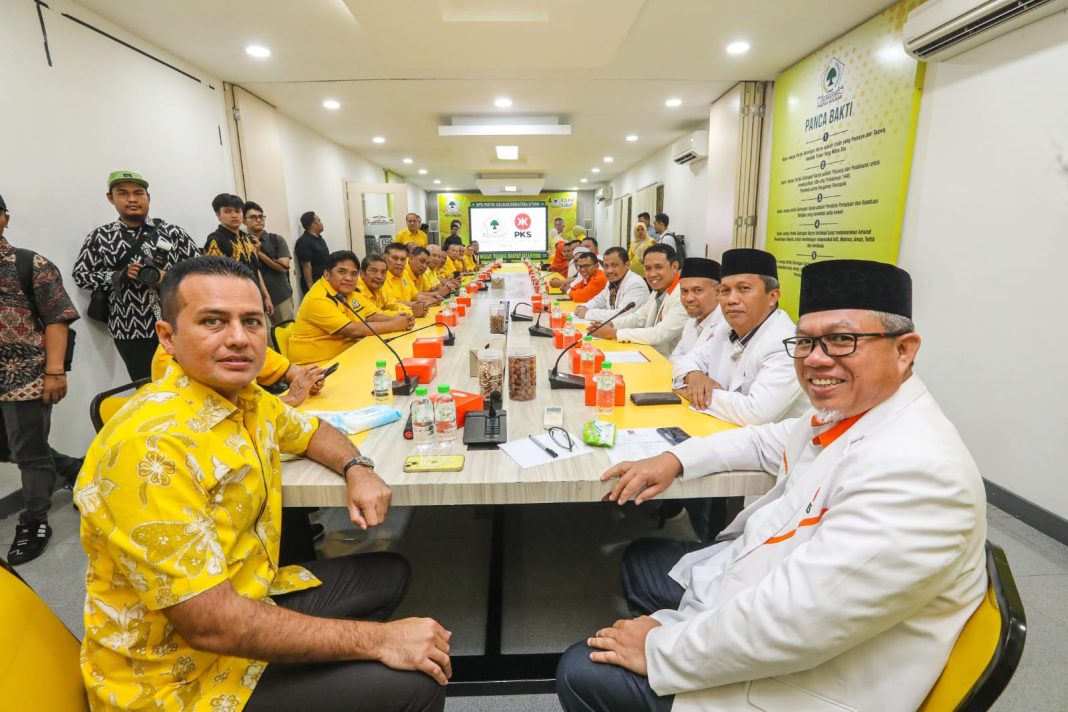 Ketua DPW PKS Sumut Usman Jakfar beserta pengurus lainnya foto bersama dengan Ketua DPD Golkar Sumut Dr H Musa Rajekshah SSos MHum dan pengurus Golkar lainnya saat bersilaturahmi di Kantor DPD Partai Golkar Sumut, Jalan Jenderal Sudirman Medan, Selasa (7/5/2024). (Dok/Tim Media Ijeck)