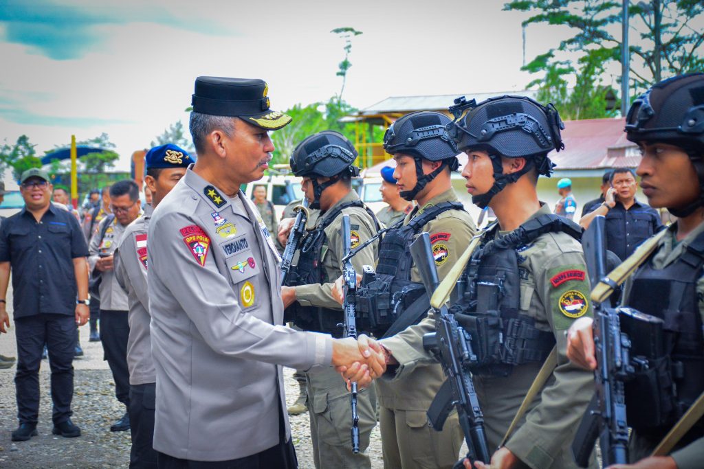 Asops Kapolri Irjen Pol Verdianto I Bitticaca melakukan supervisi ke Timika dalam rangka mengecek secara langsung jalanya Operasi Damai Cartenz-2024 bertempat di Posko Ops Damai Cartenz-202, Mako Yon B Pelopor Mimika, Distrik Kuala Kencana Kabupaten Mimika, Senin (6/5/2024) pukul 08.50 Wit. (Dok/Humas Polri)