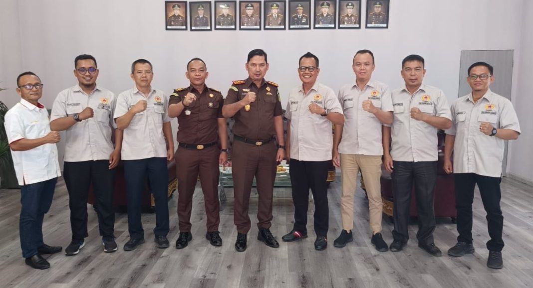 Kajari Sergai Mayhardy Indra Putra SH MH didamping Kasi Intelijen Romel Tarigan SH diabadikan bersama Ketua KONI Sergai H Usman Efendi Sitorus beserta jajaran, Selasa (7/5/2024).