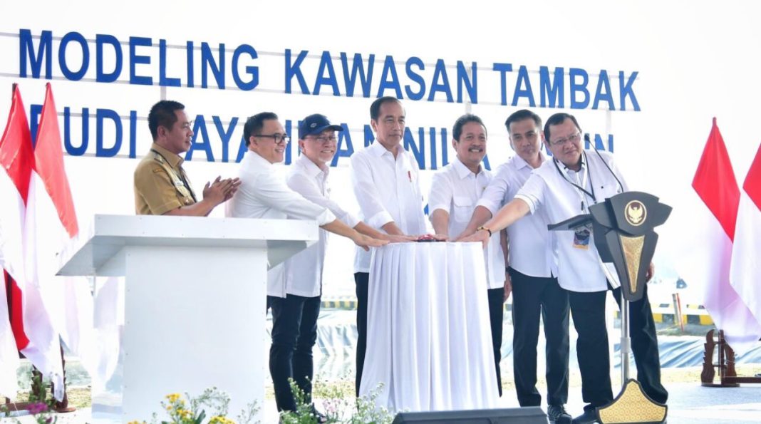 Presiden Jokowi meresmikan model kawasan tambak budi daya ikan nila salin di BLUPPB Desa Pusakajaya Utara, Kabupaten Karawang, Jawa Barat, Rabu (8/5/2024).