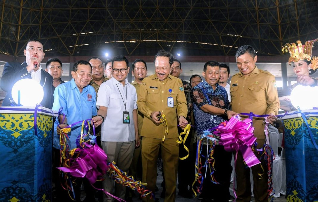 Sekda Sumut Arief S Trinugroho membuka Job Fair dalam rangka Perayaan Festival May Day yang diselenggarakan Disnaker Sumut di Gedung Serba Guna Provinsi Sumut, Jalan Williem Iskandar, Kabupaten Deliserdang, Selasa (7/5/2024). (Dok/Kominfo Sumut)