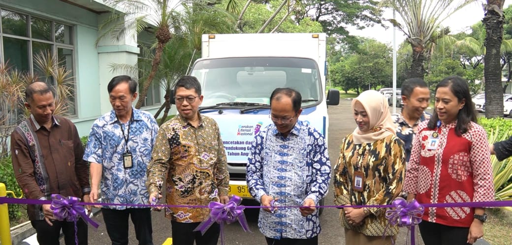 Seremonial acara pengiriman buku tersebut berlangsung di Halaman Kantor PT Gramedia Unit Cikarang, Senin (6/5/2024). (Dok/Kemendikbudristek RI)