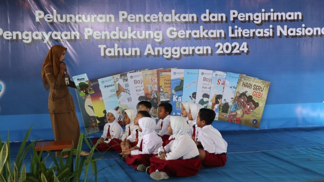 Kemendikbudristek RI melalui Badan Pengembangan dan Pembinaan Bahasa (Badan Bahasa), melakukan pencetakan dan pengiriman buku pengayaan pendukung GLN. (Dok/Kemendikbudristek RI)