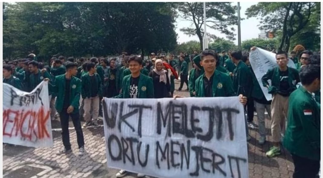 Mahasiswa USU melakukan aksi demo mempertanyakan UKT yang melejit naik, Rabu (8/5/2024).