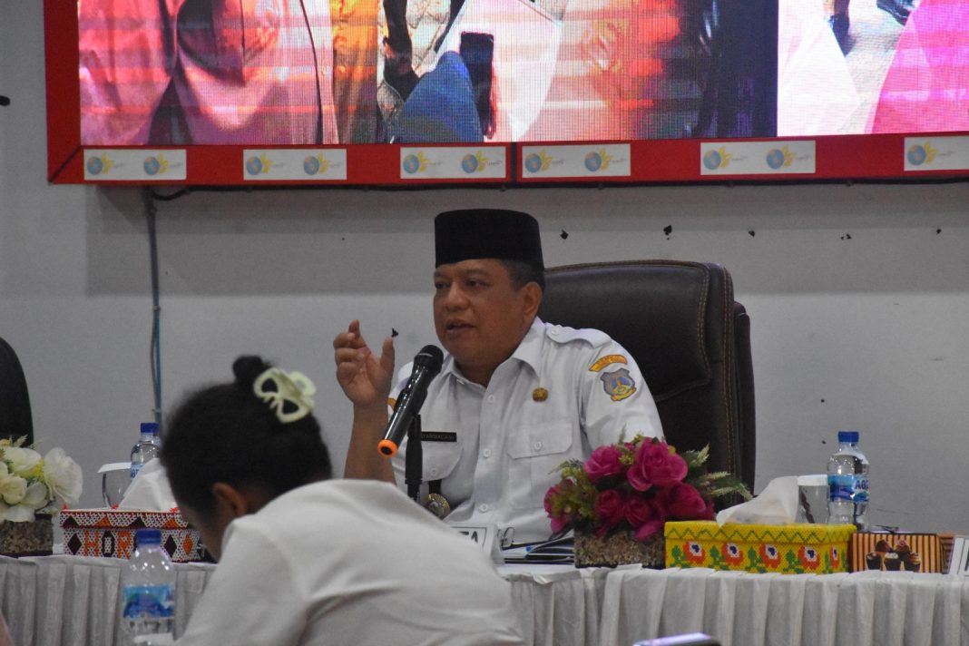 Pj Wali Kota Tebingtinggi Syarmadani memberikan arahan pada Rakor Penyaluran Bantuan Pangan Tahap II Tahun 2024 di Ruang Aula Bappeda, Jalan Delima, Rabu (8/5/2024). (Dok/Kominfo Tebingtinggi)