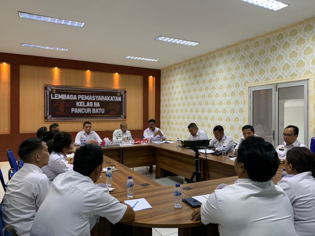 Plt Kepala Lapas Kelas IIA Pancurbatu Kanwil Kemenkumham Sumut Kriston Napitupulu AMdIP SH memimpin rapat bersama seluruh jajaran di Aula Lapas Pancurbatu, Rabu (8/5/2024). (Dok/Lapas Pancurbatu)