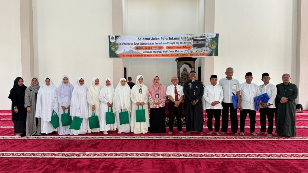 RSUP H Adam Malik melepas keberangkatan tujuh jamaah dan empat petugas pada pelaksanaan ibadah haji tahun 1445 H atau tahun 2024 digelar di Masjid Nurul Iman RS Adam Malik, Rabu (8/5/2024). (Dok/Humas RSHAM)