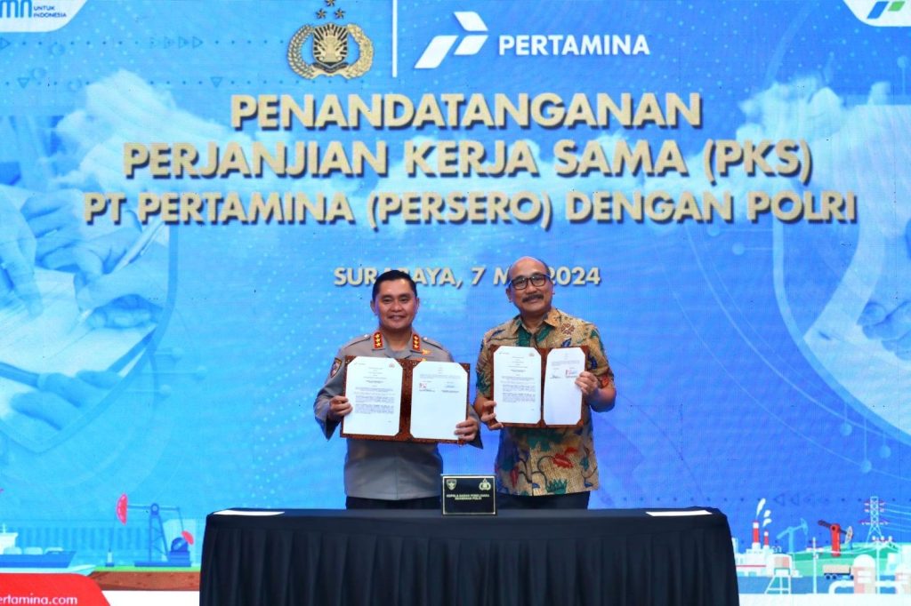 Baharkam Polri dan Pertamina menandatangani perjanjian kerja sama tentang bantuan pengamanan dan penanganan pelanggaran dan/atau tindak pidana di objek vital nasional strategis dan objek vital lainnya di lingkungan Pertamina. Perjanjian tersebut ditandatangani di Surabaya, Selasa (7/5/2028). (Dok/Humas Polri)