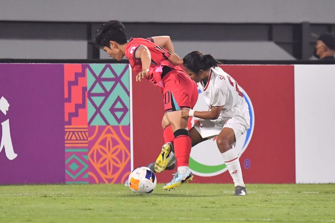 Duel Tim U-17 wanita Indonesia melawan Korea Selatan pada laga lanjutan Piala Asia U-17 Wanita yang berlangsung di Stadion Kapten I Wayan Dipta, Gianyar, Bali, Kamis (9/5/2024). (Dok/PSSI)