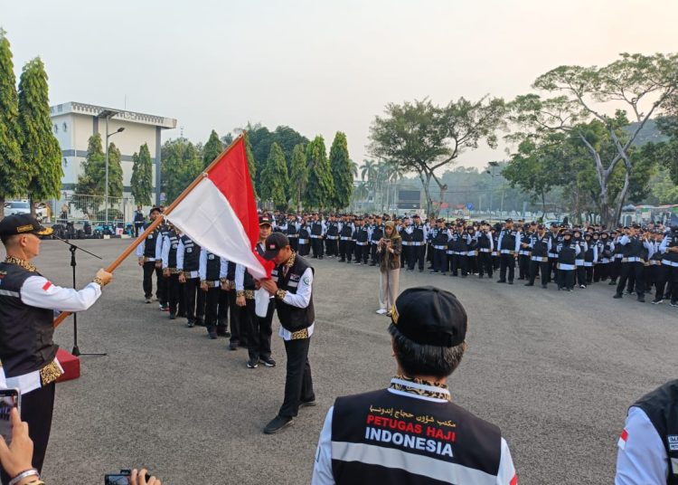 Inspektorat Jenderal Kemenag Faisal Ali Hasyim melepas keberangkatan 437 PPIH Arab Saudi di Asrama Haji Pondok Gede, Jakarta Timur, Rabu (8/5/2024).