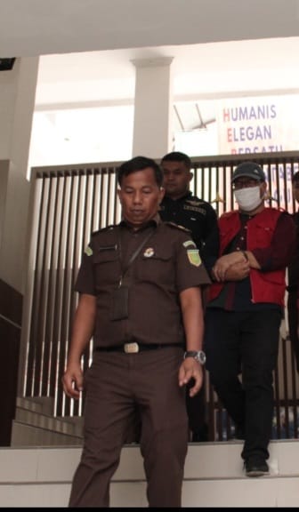 Tim Jaksa Penuntut Umum Kejaksaan Negeri Samosir menerima tersangka dan barang bukti (Tahap II) tersangka WS dan langsung ditahan, Rabu (8/5/2024).(Dok/Penkum Kejati Sumut)