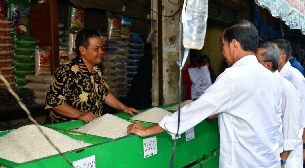 Presiden Jokowi meninjau langsung stok dan harga sejumlah bahan pangan yang ada di Pasar Baru, Karawang, Provinsi Jawa Barat, Rabu (8/5/2024).