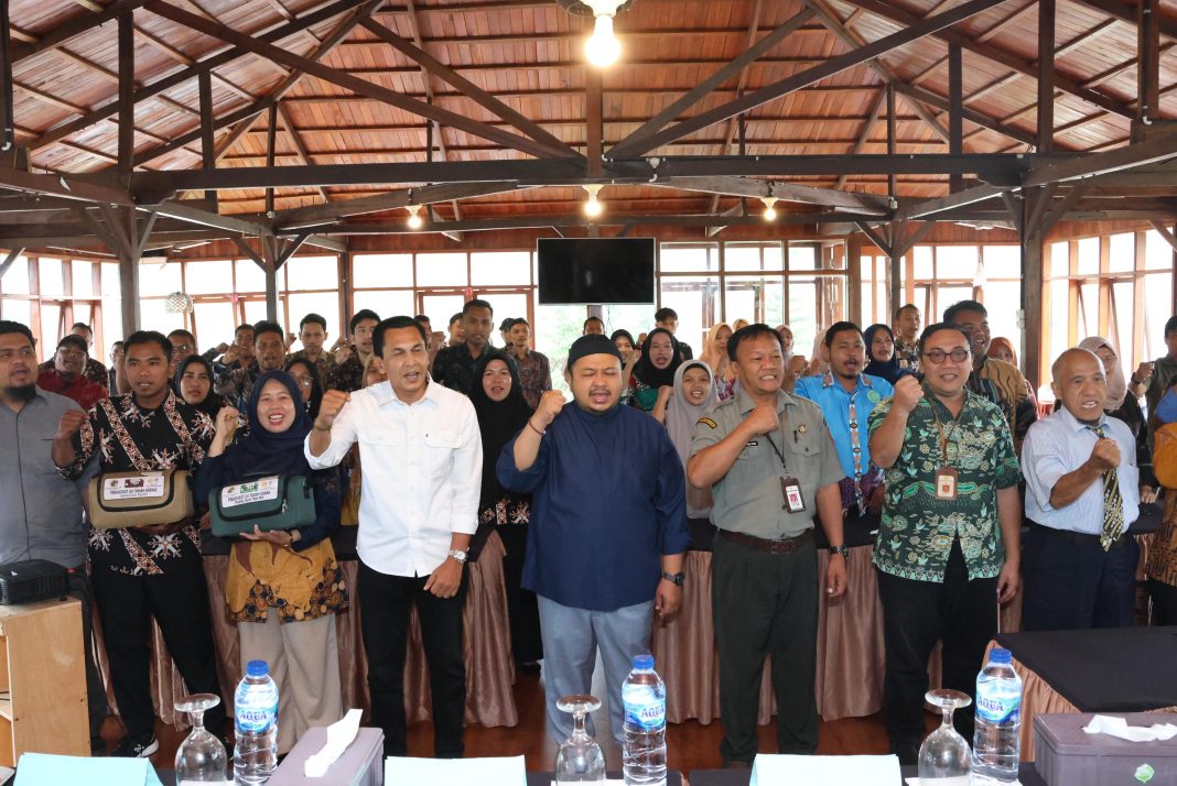 Bupati Tapsel Dolly Pasaribu foto bersama dengan peserta penyuluhan bimbingan teknis dan sertifikasi di Aek Sabaon, Kecamatan Marancar, Kamis (9/5/2024). (Dok/Kominfo Tapsel)